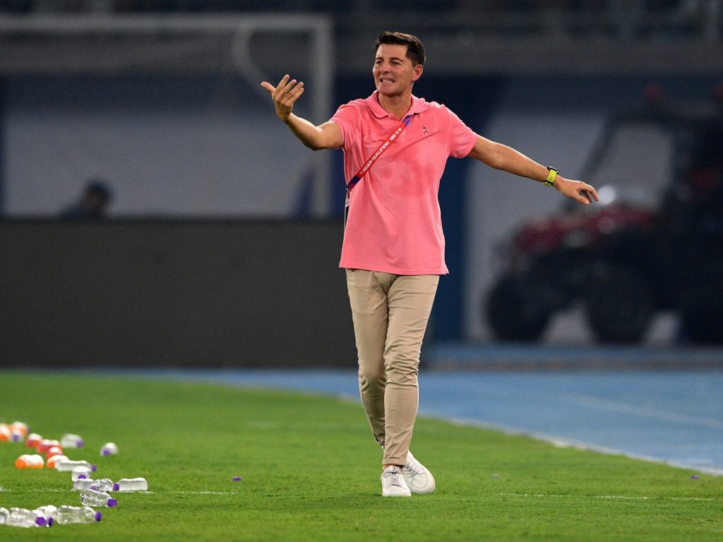 الاتحاد العراقي يفسخ عقد كاساس مدرب المنتخب