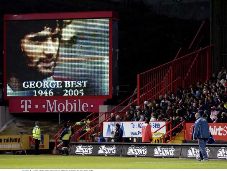 Football - Charlton Athletic v Manchester City - FA Barclays Premiership - The Valley - 05/06 , 4/12/05 George Best tribute at The Valley - Mandatory Credit: Action Images / Tony O'Brien NO ONLINE/INTERNET USE WITHOUT A LICENCE FROM THE FOOTBALL DATA CO LTD. FOR LICENCE ENQUIRIES PLEASE TELEPHONE +44 207 298 1656.