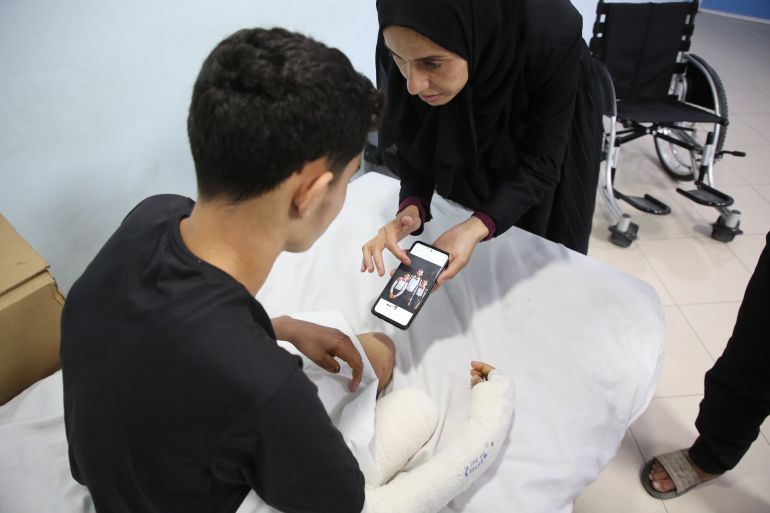 على سرير العلاج بأحد مستشفيات غزة، يقلب الفتى الفلسطيني أحمد الغلبان على هاتفه المحمول بيد متعبة لم يبق فيها إلا أصبع واحد، مقاطع فيديو قديمة وهو يمارس بخفة ورشاقة رياضة الجمباز في فضاء مفتوح شمال القطاع. هذه المقاطع جمعت أحمد (16 عاما) مع توأمه محمد الذي قُتل بغارة إسرائيلية استهدفتهما واثنين آخرين من أقاربهما بشكل مباشر داخل منزلهما بمنطقة الشيماء في بلدة بيت لاهيا بمحافظة الشمال، أثناء شروعهما بتوضيب بعض المقتنيات الأساسية تجهيزا لرحلة نزوح جديدة بعد أوامر إسرائيلية بإخلاء المنطقة في 22 مارس/ آذار الماضي. على أثر هذه الغارة، فقد الغلبان ساقيه الاثنتين (فوق الركبة) و4 من أصابع يده اليسرى فيما أصيب بكسر في يده اليمنى، وإصابة خطيرة في منطقة الظهر. وبعدما كان الغلبان صاحب الروح المرحة يقفز تباعا لمرات متتالية حوله الصاروخ الإسرائيلي لجسد مريض غير قادر على التحرك بشكل مستقل فيما بات مؤخرا يحاول النوم والنهوض دون مساعدة من أحد. وبلغة يتحدى فيها الغلبان البتر وحالة العجز التي تريد إسرائيل أن تصيب بها أطفال وشبان غزة، قال إنه يأمل باستكمال علاجه في الخارج وتركيب أطراف صناعية تمكنه من استعادة حلمه في رياضة الجمباز. ( Hamza Z. H. Qraiqea - وكالة الأناضول )