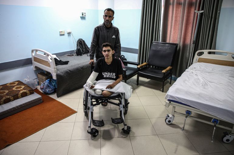 على سرير العلاج بأحد مستشفيات غزة، يقلب الفتى الفلسطيني أحمد الغلبان على هاتفه المحمول بيد متعبة لم يبق فيها إلا أصبع واحد، مقاطع فيديو قديمة وهو يمارس بخفة ورشاقة رياضة الجمباز في فضاء مفتوح شمال القطاع. هذه المقاطع جمعت أحمد (16 عاما) مع توأمه محمد الذي قُتل بغارة إسرائيلية استهدفتهما واثنين آخرين من أقاربهما بشكل مباشر داخل منزلهما بمنطقة الشيماء في بلدة بيت لاهيا بمحافظة الشمال، أثناء شروعهما بتوضيب بعض المقتنيات الأساسية تجهيزا لرحلة نزوح جديدة بعد أوامر إسرائيلية بإخلاء المنطقة في 22 مارس/ آذار الماضي. على أثر هذه الغارة، فقد الغلبان ساقيه الاثنتين (فوق الركبة) و4 من أصابع يده اليسرى فيما أصيب بكسر في يده اليمنى، وإصابة خطيرة في منطقة الظهر. وبعدما كان الغلبان صاحب الروح المرحة يقفز تباعا لمرات متتالية حوله الصاروخ الإسرائيلي لجسد مريض غير قادر على التحرك بشكل مستقل فيما بات مؤخرا يحاول النوم والنهوض دون مساعدة من أحد. وبلغة يتحدى فيها الغلبان البتر وحالة العجز التي تريد إسرائيل أن تصيب بها أطفال وشبان غزة، قال إنه يأمل باستكمال علاجه في الخارج وتركيب أطراف صناعية تمكنه من استعادة حلمه في رياضة الجمباز. ( Hamza Z. H. Qraiqea - وكالة الأناضول )