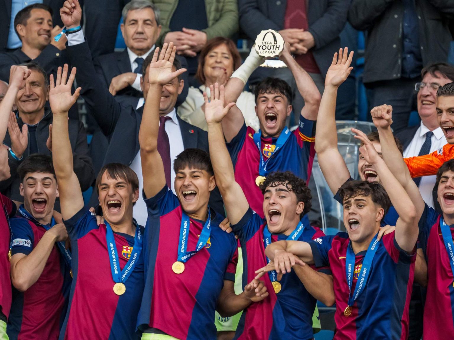 شاهد.. شباب برشلونة وسيداته فازوا بالثلاثية والرجال يقتربون