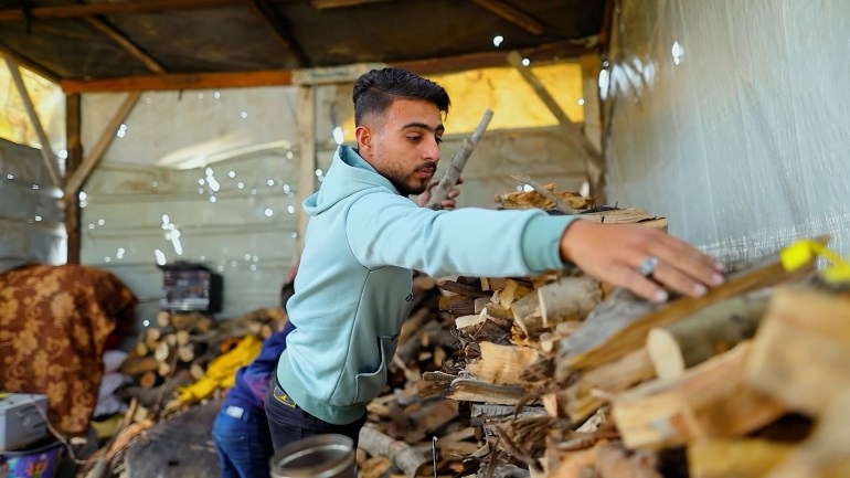معاناة النزوح والبحث عن لقمة العيش