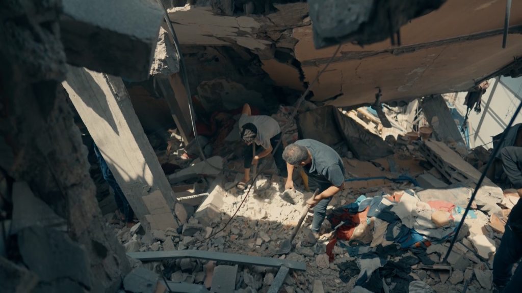 سهيل المجدلاوي.. حي يعيش مع أموات استشهدوا قبل 16 شهرا