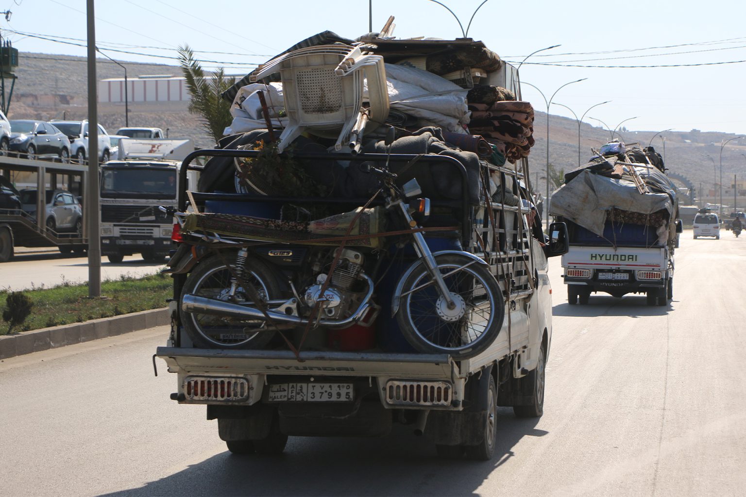 شاهد.. سوريون يغادرون مخيمات النزوح عائدين إلى قراهم