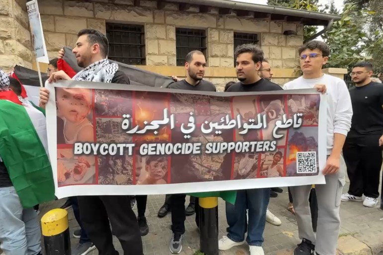 رفع الطلاب يافطات تدعو إلى التضامن والدعم لفلسطين وتستنكر المجازر التي تُرتكب في قطاع غزة