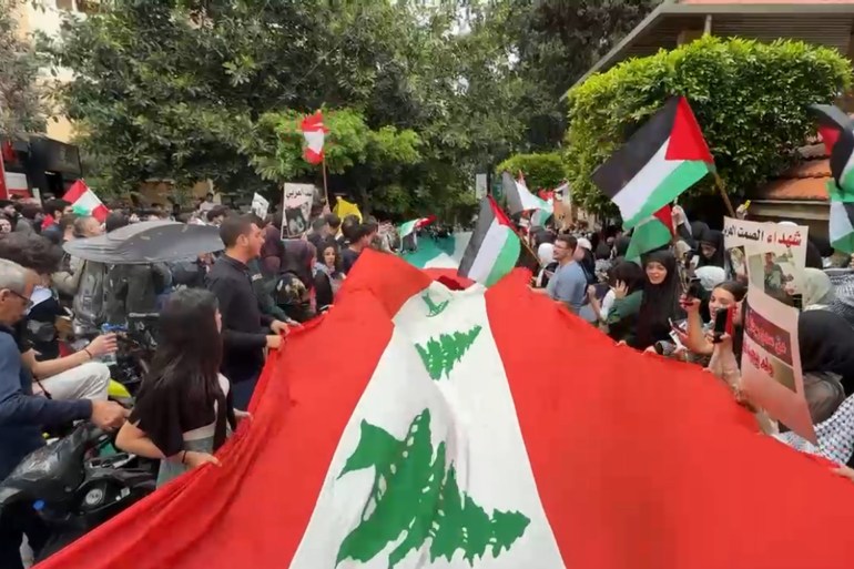 شارك عشرات الطلاب في الجامعة اللبنانية الأمريكية في وقفة تضامنية تنديدًا بالإبادة في قطاع غزة