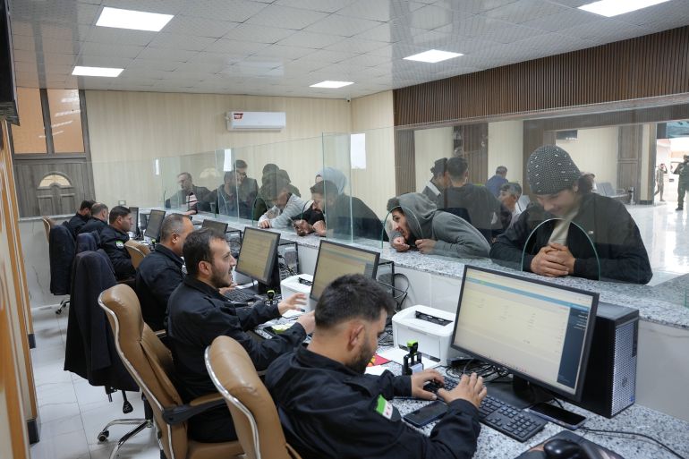 2 - شمال سوريا - تعمل الإدارة السورية الجديدة ممثلة بهيئة المعابر بتسهيل عبور العائدين السوريين من تركيا