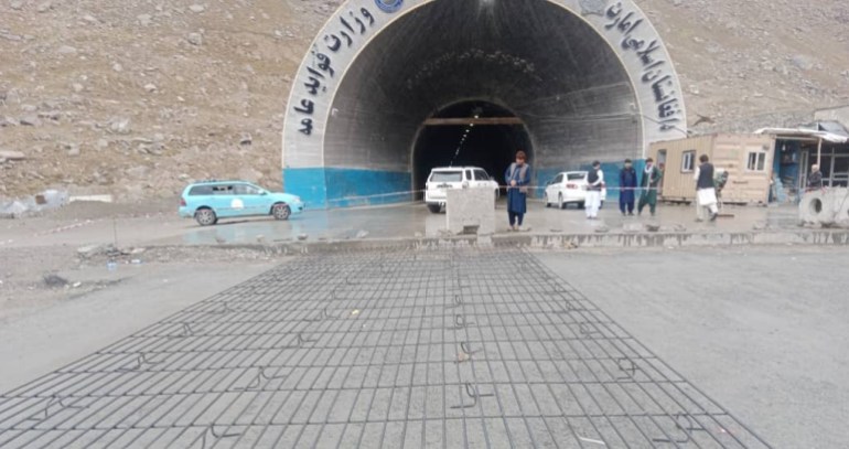 الغالبية العظمى من البضائع التي يتم شحنها إلى كابول من الشمال تمر عبر نفق سالنك (الجزيرة)