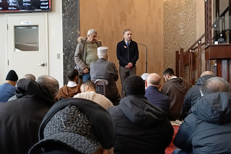 مرشح الحزب الديمقراطي الجديد عن دائرة جنوب أوتاوا يخاطب المصلين بجامع الرحمة في أوتاو 7 فبراير شباظ 2025 ( الجزيرة)