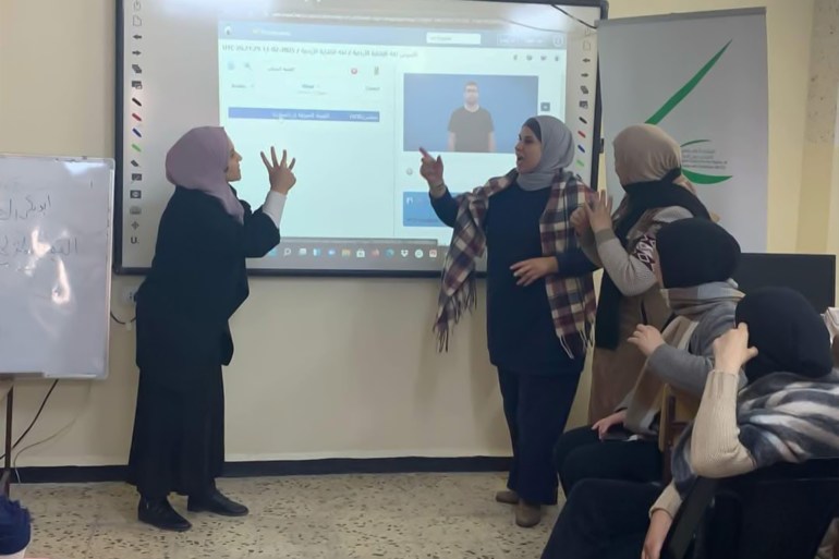 يتم عقد ورشات عمل لتأهيل الكوادر التدريسية لغرض التعليم الدامج