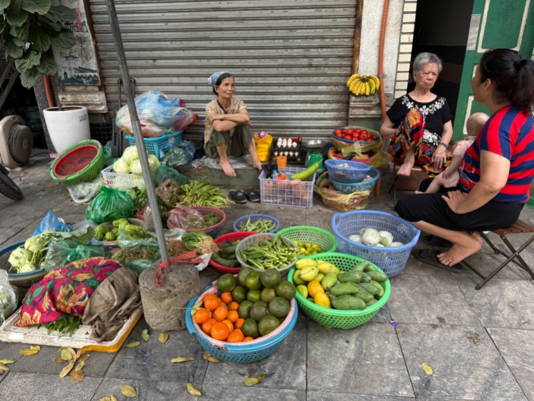 بائعة خضروات على أحد أرصفة الحي العتيق في هانوي فيتنام