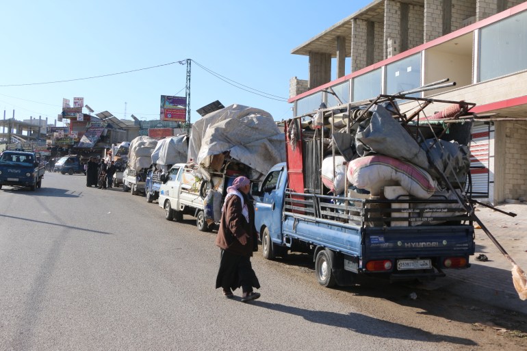 صورة تظهر عودة قافلة ضمن 40 سيارة عائدون من مخيم الكرامة شمال إدلب إلى مدينة اللطامنة بريف حماة الشمالي