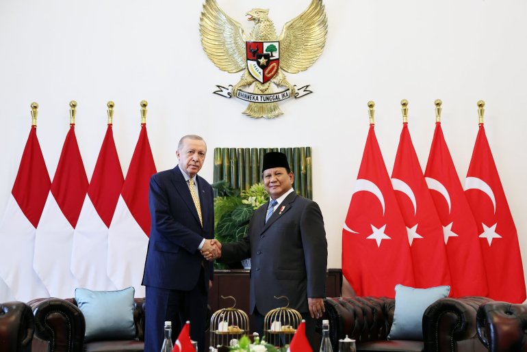 الرئيس الإندونيسي يستقبل الرئيس أردوغان لدى وصوله جاكارتا فبراير الماضي الرئاسة التركية