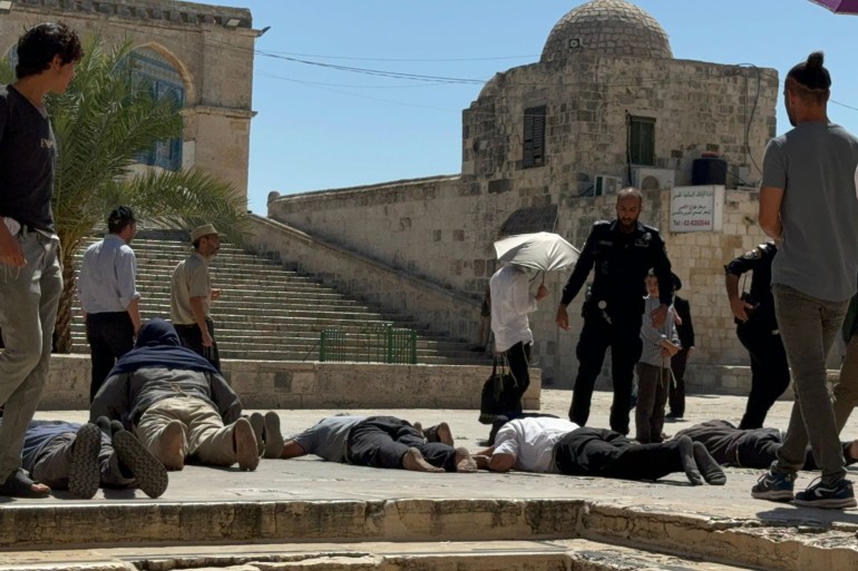 مستوطنون يؤدون طقوسا تلمودية في المسجد الأقصى خلال اقتحامات فيما يسمى ذكرى خراب الهيكل 13 أغسطس 2024 - مواقع التواصل