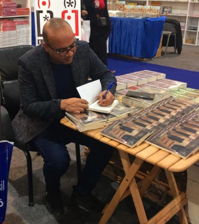 استخدام لهجات العامية قنبلة موقوتة، ويجب على أي روائي الحذر والحرص عند استخدامها، فجملة منفلتة تخرج من فم شخصية إلى الأوراق قد تحدث فجوة في النص