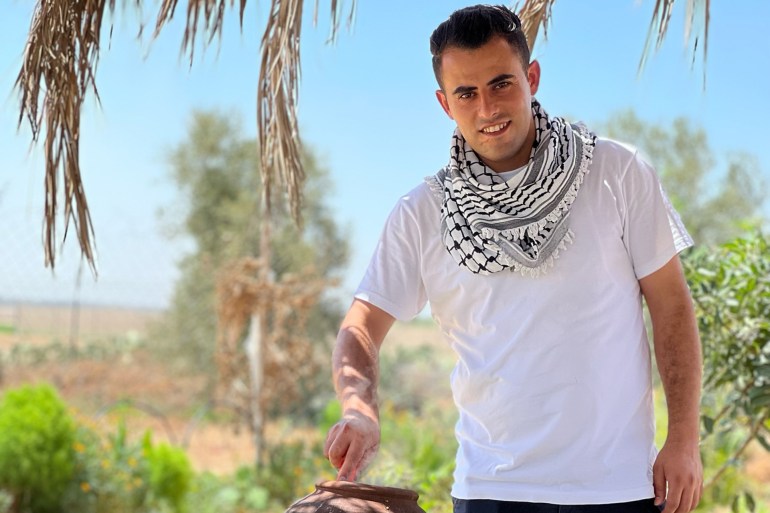 يعمد الطهاة لإعداد وجباتهم على الحطب بسبب انقطاع غاز الطهي بغزة