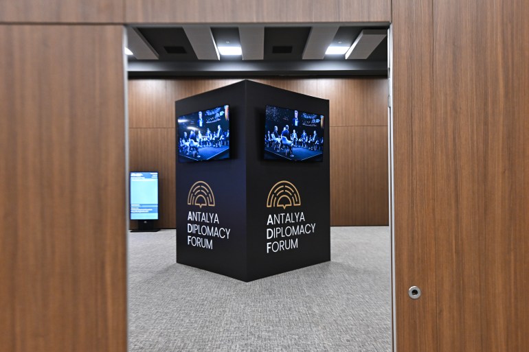 Cumhurbaşkanı Recep Tayyip Erdoğan'ın himayelerinde ve Dışişleri Bakanlığının ev sahipliğinde 11-13 Nisan'da yapılacak 4. Antalya Diplomasi Forumu için Antalya'da gerekli tüm hazırlıklar yapıldı. Daha önce G20, NATO zirveleri gibi önemli organizasyonlarla dünya liderlerini ağırlayan kent, Diplomasi Forumu'na 4. kez ev sahipliği yapacak. ( Orhan Çiçek - Anadolu Ajansı )