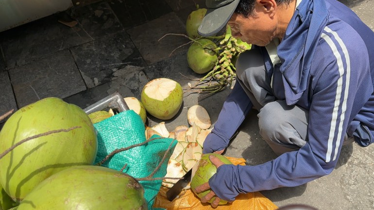 فيتنامي يجلس القرفصاء هانوي فيتنام