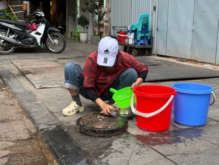 قرفصاء أثناء غسيل الصحون هانوي فيتنام