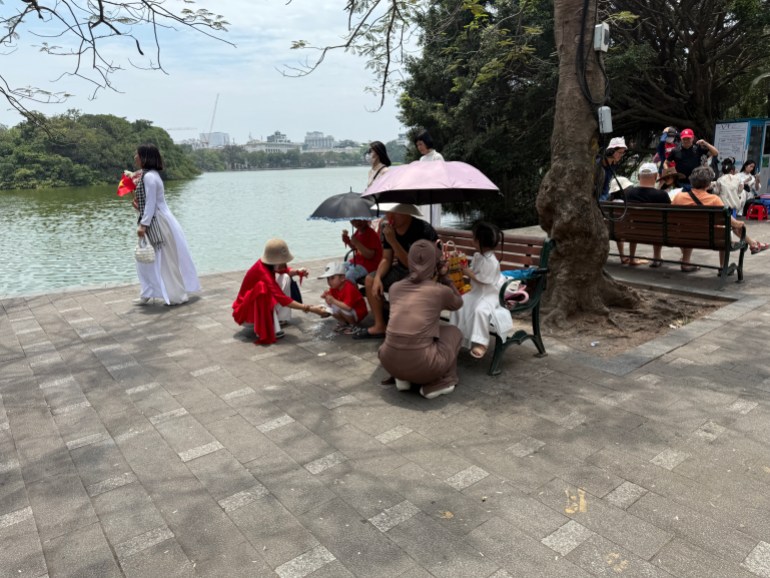 قرفصاء على بحيرة هانوي