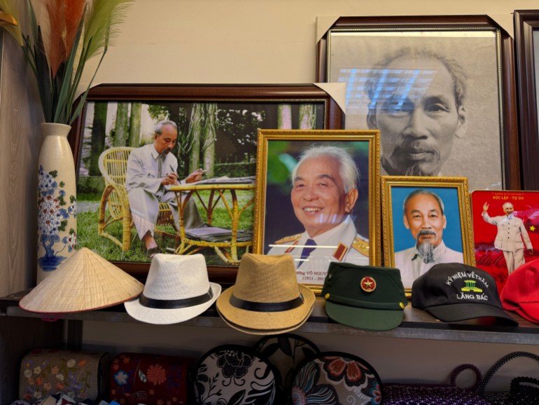 صور هو تشي منه والجنرال جياب بمعرض ضريح العم هو هانوي