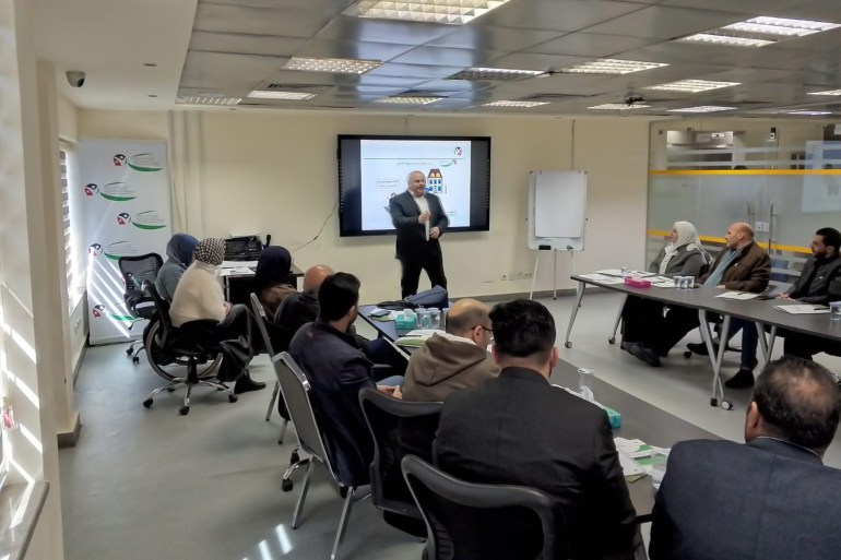 يتم عقد ورشات عمل لتأهيل الكوادر التدريسية لغرض التعليم الدامج