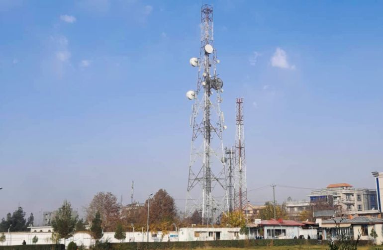 أبراج اتصالات حديثة ترتفع في سماء هرات ضمن جهود توسيع شبكات الاتصال وتحسين تغطية الإنترنت في غرب أفغانستان، ما يسهم في ربط المجتمع (الجزيرة)