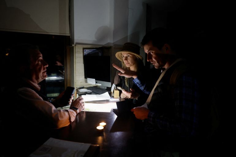Tourists check into a hotel without electricity during a power outage which hit large parts of Spain, in Ronda, Spain April 28, 2025. REUTERS/Jon Nazca