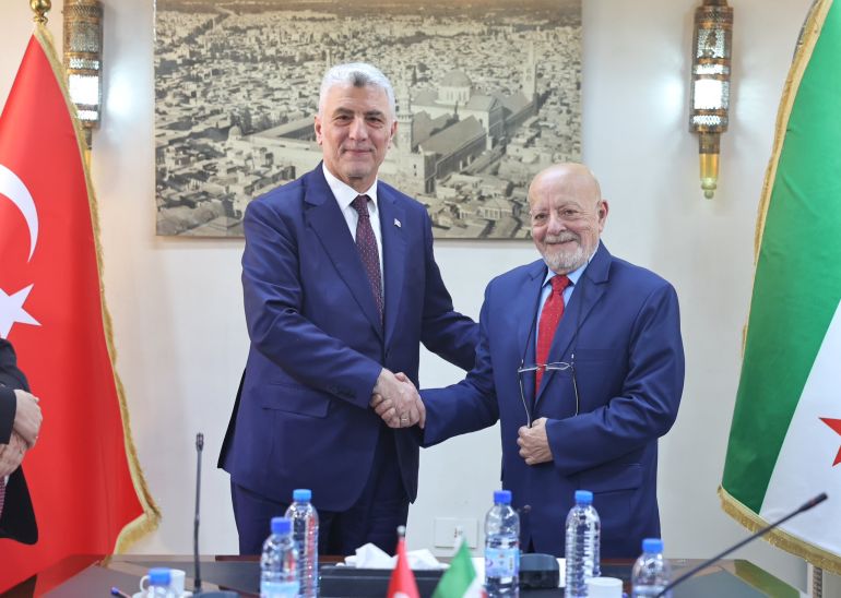 وزير التجارة التركي عمر بولاط بجانب وزير الاقتصاد والصناعة السوري محمد نضال الشعار (التواصل الاجتماعي)