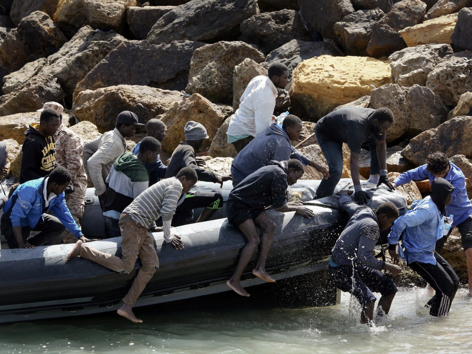 حصار المهاجرين في عقر ديارهم آخر تكتيكات أوروبا لمكافحة الهجرة