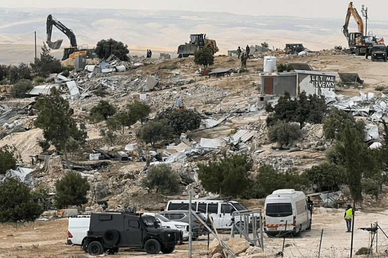 عملية هدم قرية خلة الضبع بمسافر يطا جنوب مدينة الخليل جنوب الضفة الغربية https://x.com/PalpostN/status/1919291841221976425 https://x.com/i218_MW/status/1919342451728212336 https://x.com/yaseenizeddeen/status/1898507321308791164