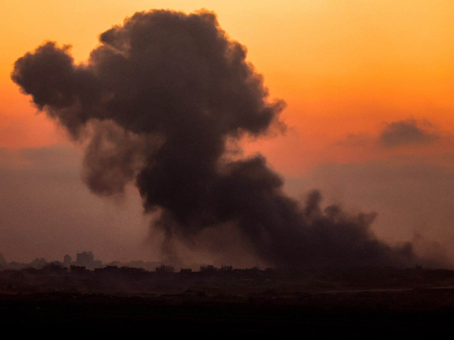 الاحتلال يقصف مدرسة وخياما للنازحين ويصدر أوامر بالتهجير