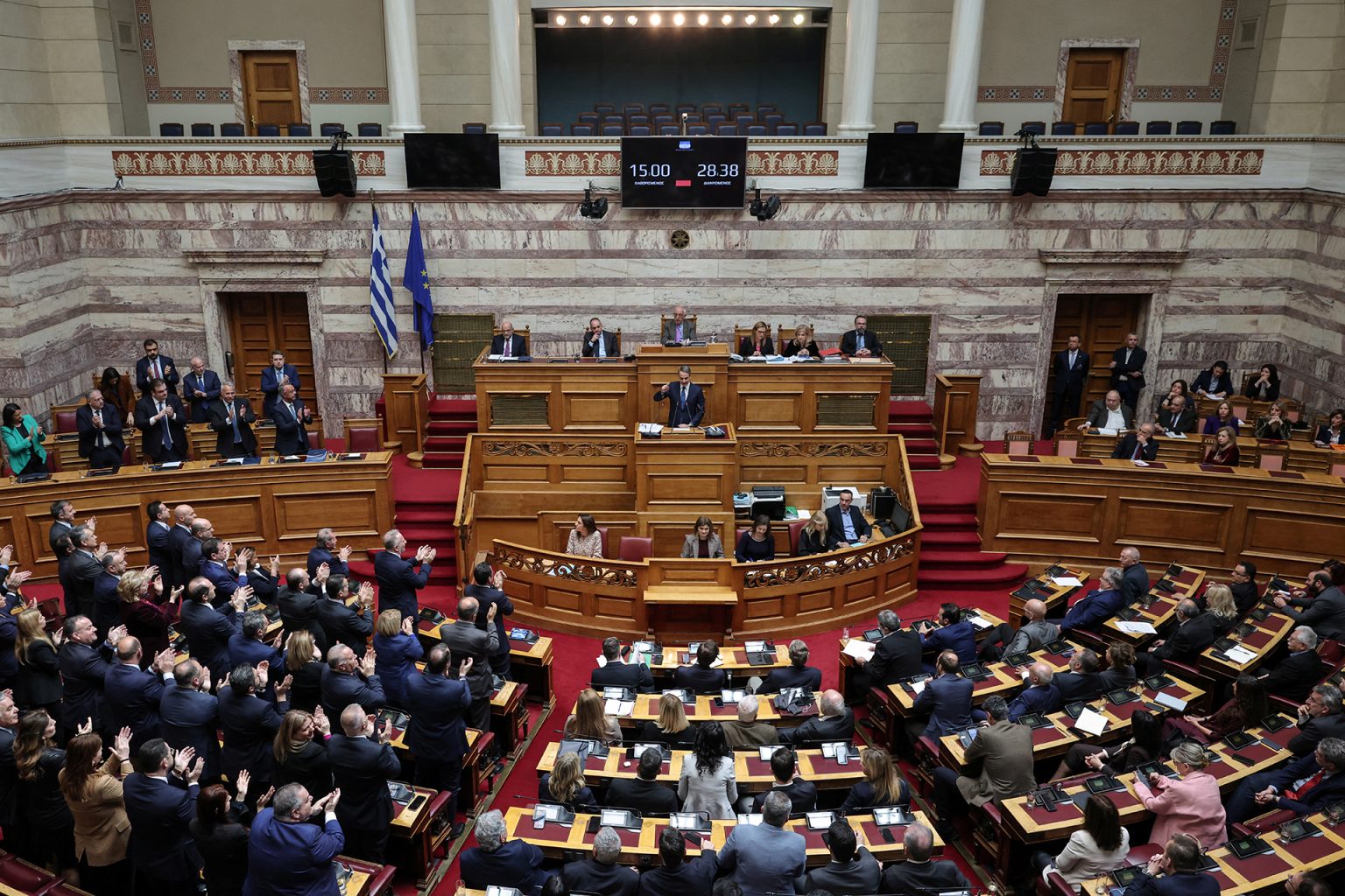 الفساد يطيح بوزير يوناني و3 نواب