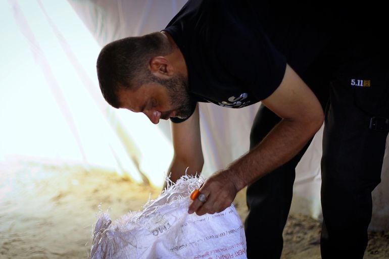 معاناة النزوح والبحث عن لقمة العيش