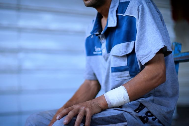 معاناة النزوح والبحث عن لقمة العيش