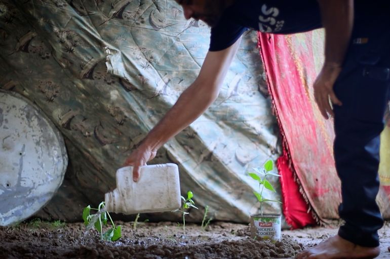 معاناة النزوح والبحث عن لقمة العيش