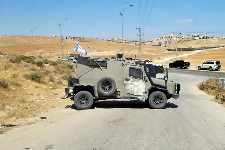 فلسطين-الخليل-قرية التوانة-2—يونيو 2025- قوات الاحتلال تغلق مدخل القرية وتمنع دخول وفود صحفية وحقوقية وإغاثية كانت متجهة إلى خلة الضبع (الجزيرة نت)