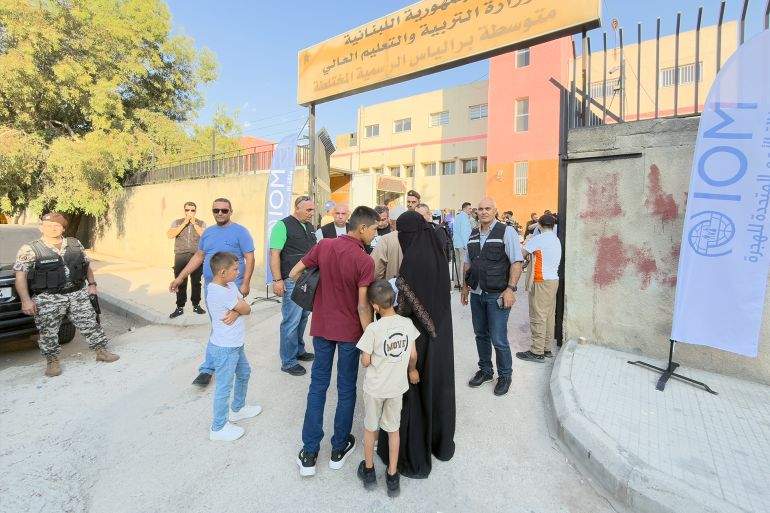 عند الجانب اللبناني من معبر المصنع استعدادا للعبور نحو الأراضي السوريةر