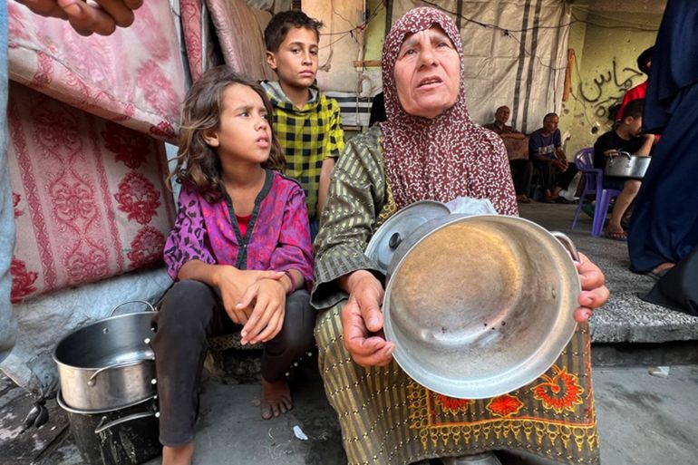 نوال البورنو (70 عامًا) مريضة سرطان، وتقول إن ضعف التغذية يهدد مناعتها وتعتمد على وجبات نادرة من التكيات