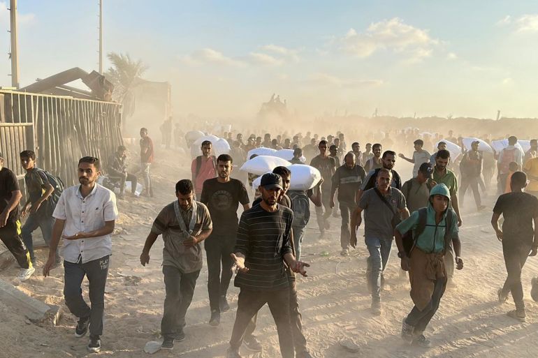 حشود المجوعين الذين ينتظرون المساعدات قرب زيكيم