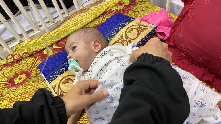 الرضيع عمر شمالي مصاب بالتهابات السحايا ويرقد في قسم الأطفال بمستشفى شهداء الأقصى وسط قطاع غزة منذ 9 أيام-رائد موسى-دير البلح-الجزيرة نت