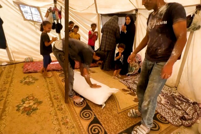 رحلة فارس من أجل الطحين.. أب في غزة يُقايض روحه برغيف خبز