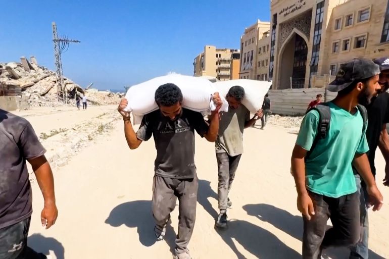 رحلة فارس من أجل الطحين.. أب في غزة يُقايض روحه برغيف خبز