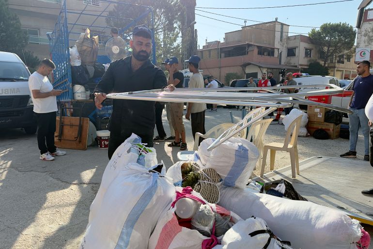 لاجئون سوريون يستكملون إجراءات العودة إلى بلادهم من مدرسة في برالياس البقاعية