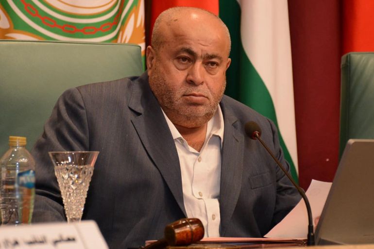 عطية أن الخطوة التي قامت بها المحال التجارية مقدرة ومحترمة