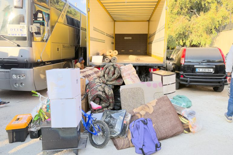 لاجئون سوريون يستكملون إجراءات العودة إلى بلادهم من مدرسة في برالياس البقاعية