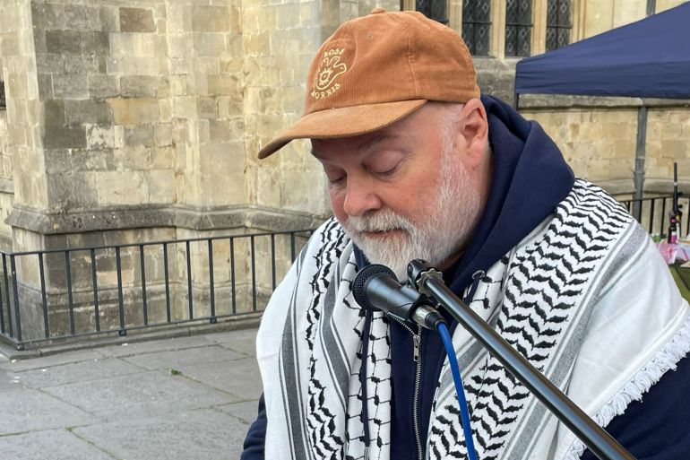 روبين ليفيلد أحد المنظمين و هو يقرأ الاسماء