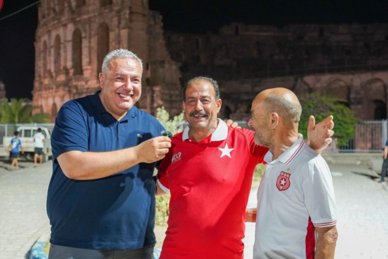 صورة عدد 3 ـ كريم العكروت (يسار) رئيس لجنة فض النزاعات في النجم الساحلي التونسي مع مشجعين للنادي ـ المصدر الجزيرة نت