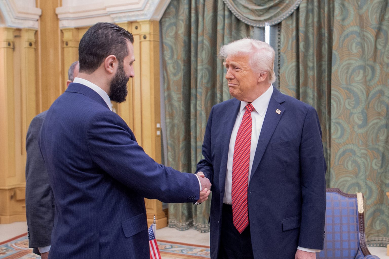 ترامب يوقع أمرا تنفيذيا لإنهاء العقوبات على سوريا