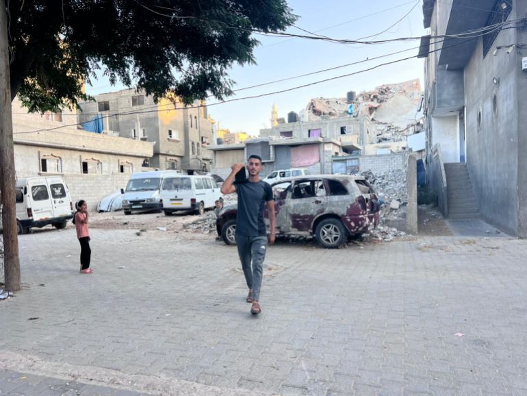 ابراهيم في طريقه لشحن البطارية للإنارة